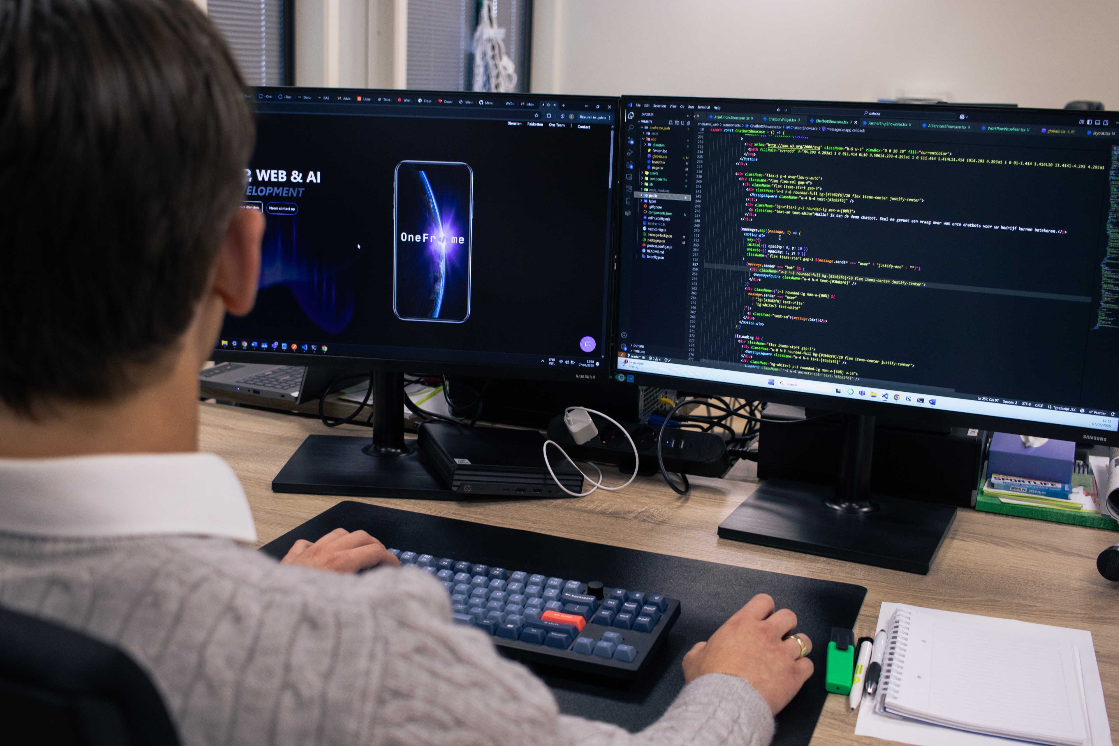 Developer die een website ontwerpt en codeert